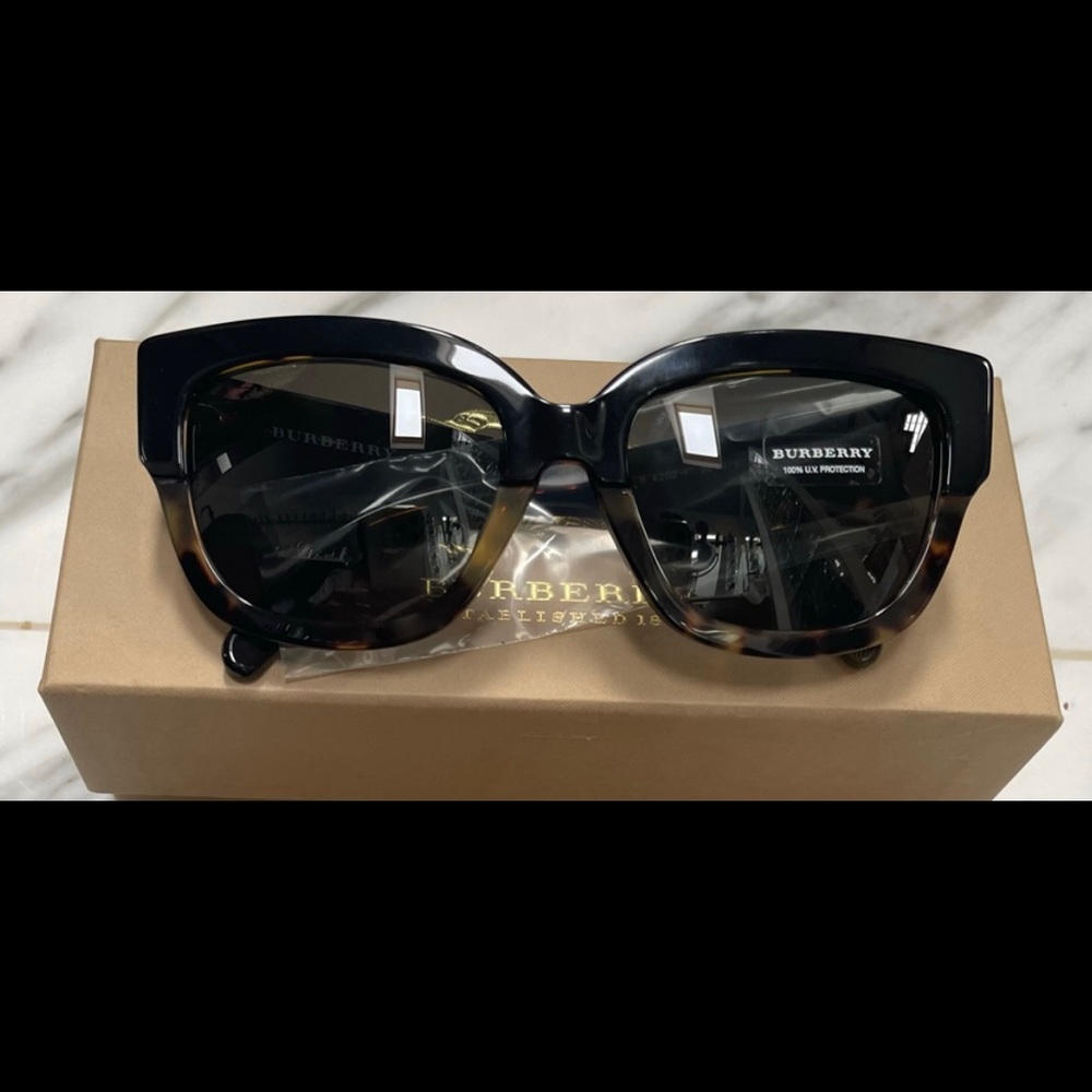 BURBERRY CLASSIC SQUARE SHAPE WITH A BLACK ON TOP OF HAVANA SUNGLASSES - Picture 14 of 16